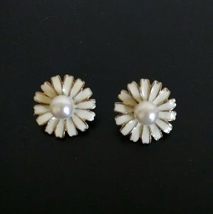 Daisy flower stud earrings